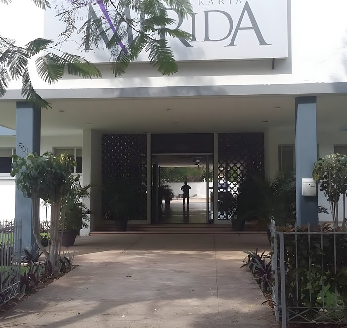 Funeraria Mérida building front entrance