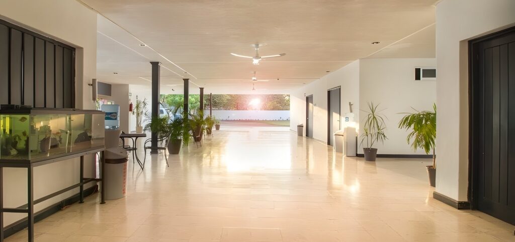 Funeraria Mérida hallway lounge