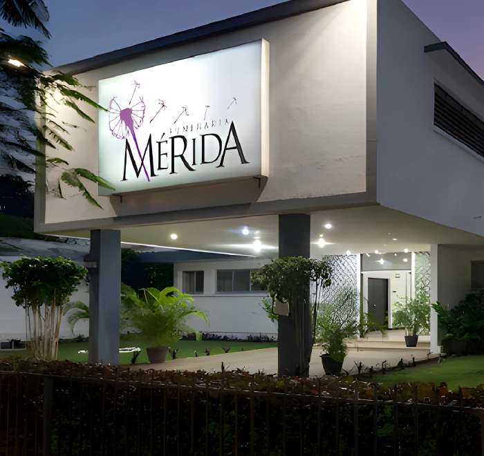 Funeraria Mérida store front at night time